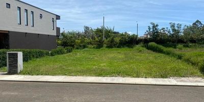 Codigo 25127. Lote en venta ubicado en Rionegro sector LlanograndeValor administración: $220.000Valor predial: $7.500.000Este exclusivo lote de 337 m² se encuentra en la prestigiosa Parcelación Sereno, una unidad cerrada que combina la tranquilidad del campo con la cercanía a todos los servicios esenciales. Con aproximadamente 30 casas ya construidas y 129 lotes en total, esta comunidad cerrada ofrece un ambiente seguro y familiar.Ubicado en Llanogrande, este lote está estratégicamente cerca de la Clínica Llanogrande, supermercados y zonas comerciales, brindándote todo lo que necesitas a pocos minutos de distancia. Las fachadas unificadas garantizan una estética armoniosa en toda la parcelación, asegurando un entorno visualmente agradable.Con un precio de 680 millones de pesos, este es el lugar perfecto para construir la casa de tus sueños en una zona exclusiva y de alta valorización.¡No pierdas esta oportunidad única!