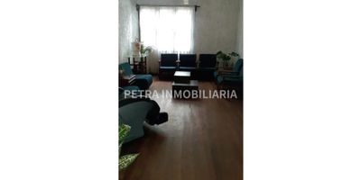  

Esta Encantadora y Acogedora Casa de estilo colonial ubicada en Prado Centro, Medellín, Antioquia, Colombia, con Jardín y Luz natural, zona residencial tranquila, con excelentes rutas de transporte.

La casa cuenta con un área de 302mt2 aproximadamente en el primer piso y de 151mts2 en el segundo piso, con un fondo de 36mts, por 8.40mts de frente.

 

Consta de 11 habitaciones (3 de ellas con baño privado), habitación principal con acceso al balcón, 4 baños y  medio), cuarto útil junto a la cocina, 2 niveles, garaje con baño, sala amplia, comedor amplio, 3 patios (2 de ellos totalmente con jardín natural, piso en tierra con un árbol de guayabas centenario y otro con árbol de naranja agria),Todas las áreas de la casa acceden a luz natural, todas cuentan con ventanas

 

 
