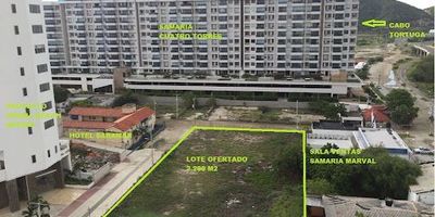Lote esquinero en el sector Pleno Mar de Pozos Colorados- Santa Marta, Colombia, actualmente el sitio de mayor valorización en Santa Marta, alejado de la desembocadura de ríos (Santa Marta Centro: Río Manzanares y Playa Salguero: con vista al mar en los costados y en pisos altos, aprox. de 2.249 M2-24.200sf aprox.- (Como cuerpo cierto 2.282 M2- 65.20 x 35M) (Estrato 6); acceso directo al mar a 200 metros de la playa, conveniente segunda línea (sin cruce de la línea férrea),cerca de Sierra Laguna y de Cabo Tortuga. (Edificios emblemáticos).Es de anotar que las playas de Pozos Colorados tienen certificación internacional Bandera Azul, lo que las cataloga dentro de las mejores del mundo.La vía doble calzada Troncal del Caribe pasa aprox. a 100 metros, y a 50 metros pasará la futura vía Tamaca de atracción turística, facilitando su mayor acceso y valorización.