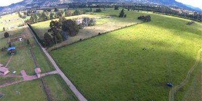Excelente oportunidad de Inversión. Finca Productiva en Venta. Ubicación estratégica en Tenjo Cundinamarca, a pocos Minutos de la zona urbana. Terreno totalmente plano y fértil, con nacedero de agua.Ideal para diversos usos agrícolas cultivos diversos,  floricultura, ganadería, lechería, cría de caballos y turismo.Su ubicación y características le garantiza alta valorización.