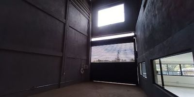 Bodega arrendamiento, en el sector de Guarne, cerca al hipódromo, tiene un área total de 1000 mt2 distribuidos así, primer nivel y área libre 820 mt2, primer nivel oficinas 90 mt2, segundo nivel oficinas 90 mts, cuanta con una altura de 10 mts, energía trifásica 5 kva, pisos en cemento reforzado, puerta camión.