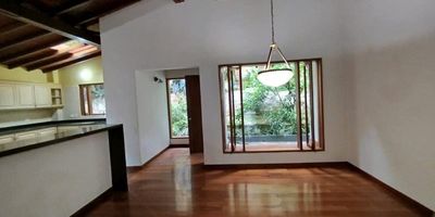 Casa de 280 m2, estrato 6, ubicada en buen sector campestre de Envigado, cuenta con zonas verdes, buen acceso a transporte público, cerca a colegios, centros comerciales y supermercados.