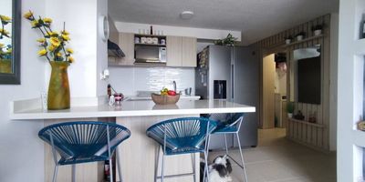 ¡El hogar de tus sueños en Bello! 
Ubicado en el exclusivo barrio Amazonia, presentamos este hermoso apartamento de 58m2 con todas las comodidades. 
Disfruta de 3 amplias alcobas con closet para que guardes toda tu ropa cómodamente. Su amplia y luminosa sala-comedor te permitirá recibir a familia y amigos. 
La cocina integral, equipada con electrodomésticos, es perfecta para los mejores chefs.
Contamos con zona de ropas, ascensor y juegos infantiles, ideales para familias. La unidad cerrada y sistema de seguridad brindan tranquilidad. 
Quedarás maravillado con sus acabados en cerámica y su piso laminado en toda la casa. Además, calentador y shut de basuras para tu comodidad.
Ubicado cerca de centros comerciales y con fácil acceso a transporte público, todo lo que necesitas a solo minutos. 
¡No dejes pasar esta oportunidad! Visita este espléndido apartamento en el corazón de Bello.