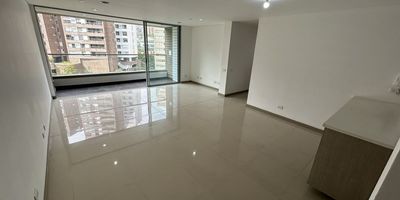 Codigo 25245. Apartamento en arriendo ubicado en Envigado sector Loma de las Brujas Cerca a: Colegio Cumbres, Tiendas Euro, Tiendas La Vaquita, Gimnasio, Mall Terracina y Centro Comercial City Plaza.Descripción general: 3 habitaciones, 1 vestier, 2 closet, 3 baños, Salon - comedor, Cocina abierta integral, Biblioteca o estudio, Zona de ropas, Estar de alcobas, Balcón, Parqueadero doble lineal, Cuarto útil, Red de gas y servicios públicos.La unidad cuenta con Portería 24 horas, Lobbie, Parque infantil, Salón de juegos para niños, Cancha, Salón de juegos para adultos, Gimnasio, Salón social, Zona de bbq, Piscina para adultos, Piscina para niños, Sauna, Turco, Jacuzzi, Zonas verdes, Zona de mascotas y parqueadero de visitantes