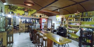 SE ARREINDA LOCAL COMERCIAL EN ENVIGADO UBICADO EN EL MUNICIPIO DE ENVIGADO POR LA AVENIDA EL POBLADO  , MALL VILLA GRANDE CON UN AREA DE 135 M2 1 BANO Y UN AREA PARA MESAS Y SILLAS , AL MISMO TIEMPO CUENTA CON PARQUEADERO COMUNAL GRATIS  SITUADO EN EL CORAZON DEL CENTRO COMERCIAL ESTE LOCAL ES IDEAL PARA EXPANDIR TU NEGOCIO ADEMAS CUENTAS CON MARCAS RECONOCIDAS EN LOS LOCALES ALEDANOS COMO WAJACA , DOMINOS PIZZA Y FRISBY QUE ESPERAS CONTACTANOS 