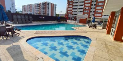 VENTA moderno apartamento en Bochalema, zona sur de Cali cerca a las universidades, centros comerciales, clínicas, acceso a transporte público.  El apartamento ubicado en el octavo piso con vista interna, ofrece cocina abierta, amplia sala comedor, balcón, zona de oficios independiente, zona de estudio o sala de tv, baño auxiliar de alcobas, 2 habitaciones auxiliares con closet y habitación principal con baño privado y vestier además cuenta con parqueadero en sótano. La unidad ofrece salón social, salón de juegos, zona de juegos infantiles, jacuzzi, piscina niños y adultos, gimnasio.
