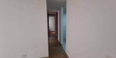 El conjunto residencial cuenta con parque infantil, zonas verdes, gimnasio y salón social. El conjunto no ofrece servicio de ascensor. 
La distribución del apartamento es la siguiente: cocina integral a gas natural, sala-comedor, tres alcobas con closet, un baño, zona de lavandería y pisos en cerámica. Apartamento ubicado en el piso primero, integrado de salacomedor, tres alcobas , dos de ellas con closets, un baño sin division, cocina con estufa de gas natural, zona de lavanderia independiente de la cocina, con calentador de gas natural, pisos en porcelanato. Los parqueaderos son comunales , no se incluyen en la cuota de administracion
