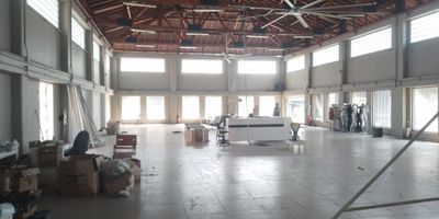 Bodega o local en arriendo sobre via principal, sector industrial, cerca a restaurantes, parques, estacion de metro, rutas de transporte publico y servicios complementarios. Piso en baldosa, 1 espacio, baños, piso reforzado de 5 toneladas, energia monofasica, KVA 8, puerta camion de 4m, altura interna de 9m y parqueaderos. *Inmuebles sujetos a verificación de disponibilidad.*

