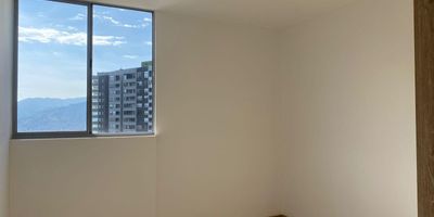 Apartamento en venta en unidad cerrada cerca a centros comerciales, ambiente campestre y tranquilo. Piso en madera, sala comedor, 3 alcobas con baño en la principal, cocina integral abierta tipo americano, balcon y parqueadero independiente cubierto . Unidad con ascensor, piscina, gimnasio, salon social, parque infantil, placa polideportiva, zonas verdes, vigilancia 24 horas y circuito cerrado de tv. Inmuebles sujetos a verificación de disponibilidad.

