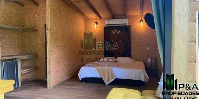 Vende una finca-hotel de 22500m2 en Puerto Triunfo, Rio Claro. Cuenta con 10 baños, piscina, jacuzzi, parqueadero y área para visitantes. . Ideal para quien busca espacios amplios y zona tranquila.excelente opción de negocio