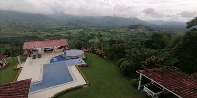 Hermosa Casa Campestre en Venta , te ofrece Inmobiliaria Lucia Prada, está en conjunto cerrado muy bien dotada con vista hacia la concesion pacifico 3 y hermosas montañas, cuenta con 8 habitaciones dos de ellas tipo apartamentos suite con su Vestier y su baño, todas las habitacione tienen su baño, cuenta con balcón en el segundo y tercer piso, dos cocinas, lo cual son dos construcciones dos casas, una donde están dos habitaciones, gimnasio, sauna, turco, la piscina, dos jacuzzi, y la otra casa la principal donde en su primer nivel está las dos salas y comedor, despensa, en el otro nivel intermedio 4 habitaciones, en el segundo nivel billar y zona de estar, y tercer nivel dos habitaciones tipo suite. Total de área construida 600 m2 aproximadamente, y de lote 6900 m2, cuenta con cultivos de Platano, banano, cacao, mandarina, limon, mango, aguacate, zapote, maiz,  es un sueño de casa campestre,

Contáctanos 
