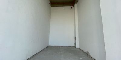 Local en arriendo ubicado al norte de la ciudad de barranquilla en el sector del barrio el poblado , cuenta con un área de 47m2 , con vitrina y vista externa , terraza,  en edificio , zona comercial , vía principal de alto trafico vehicular y peatonal , el edificio cuenta con vigilancia 24/7, parqueadero de visitantes , parqueadero privado , ubicado muy cerca a supermercados , entidades bancaria , transporte publico cercano. Cod: 827