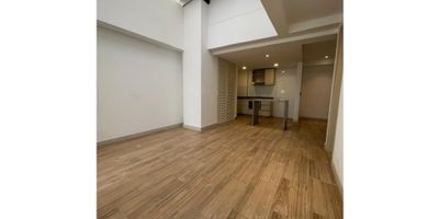 ?️ Venta Apartaestudio en Chipre, Manizales | Apartaestudio con Garaje 

Disfruta de la comodidad y la ubicación de este apartaestudio de 50 m² en Chipre, uno de los sectores más emblemáticos y tranquilos de Manizales. Ideal para solteros, parejas o inversionistas, cuenta con acabados modernos y todas las comodidades que necesitas.

Área: 50 m²
Garaje: 1
Piso: 1
Estrato: 4

? Características del Apartaestudio:


 1 Habitación amplia con armarios empotrados.
 1 Baño en la habitación principal, con acabados modernos.
 Balcón que permite disfrutar de la vista y la brisa de la ciudad.
 Cocina con Barra estilo americano, perfecta para aprovechar el espacio y disfrutar de momentos agradables.
 Gas Domiciliario y todos los servicios disponibles.
 Admite Mascotas, porque tu mejor amigo también merece lo mejor.
 Edificio Inteligente con vigilancia y circuito cerrado de TV para mayor seguridad.


?‍♂️ Entorno: Ubicado en un sector tranquilo, rodeado de parques y con fácil acceso a transporte público, restaurantes y tiendas locales. Un lugar perfecto para vivir o invertir.

¡No dejes pasar esta oportunidad de vivir en uno de los mejores sectores de Manizales! Contáctanos para más información y agenda tu visita.


 
