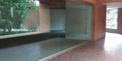 Arriendo Teusaquillo local. 120m2 cuadrados de área abierta,  Te presentamos este local obra gris sujeto adecuación ubicado en prestigioso sector y estratégico de la ciudad gracias a su alto flujo peatonal y vehicular. Cuenta con Vidrios al rededor al ser esquinero, vigilancia privada perimetral, espacio abiertos , con afluencia de publico. sector residencial y comercial, cerca al parque central Bavaria, museo nacional de Colombia. a pocos metros de la avenida caracas y estación calle 26. 