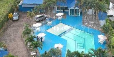 Vendo hermosa casa campestre en Guaduas, Cundinamarca, ideal para hotel o AIRBNB, cuenta con una espectacular piscina, cuenta con una casa principal de dos pisos, con cuatro habitaciones tipo suites amplias , iluminadas. con closets y con baños, amplia sala de recepción, oficina, cocina sencilla, dos habitaciones a al entrada del hotel con sus respectivos baños, cuarto de servicio con cocina para los administradores, kiosco con juego de billar, bolirana electrónica y zona de bar, salón de reuniones para 30 personas, saltarín  parqueadero para 15 vehículos. la casa campestre es ideal para  centro de convenciones, para reunionés empresariales, sirve como hotel y para estadias cortas, lo fantástico de esta Casa Campestre, es que esta en el mejor sector de guaduas denominado la zona de las quintas, a 5 minutos del centro de Guaduas,
recibo vehículos de alta gama, apartamentos en Miami, Cartagena, Santamarta