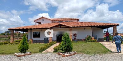 Área total lote 2.878 m², área promedio construida 500 m2, casa de dos niveles, ubicado en el Condominio Pueblito Acuarela 2 en el sector mesa de los Santos – Santander.

características: Parcela de dos niveles, 5 habitaciones, 4 baños, sala, comedor, cocina integral, quiosco BBQ, tanque de almacenamiento de aguas lluvias subterráneo con capacidad de 1200 litros de agua, pozo séptico, área de la casa 250mts², muro de piedra de aproximadamente 120mts, fogata abierta y parqueaderos.

VENTA: $850.000.000 - ADMINISTRACIÓN: $1.200.000 trimestral, incluye servicio de agua potable.

pregunta por él, bajo el código Inmobiliario V1712 ¡Contáctanos!  Agenda tu cita y con gusto te asesoramos.

300 800 6712

Somos GRUPO ANDINO INMOBILIARIO, con nosotros tendrás tus trámites más fácil y rápido