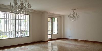 Apartamento exterior en arriendo cerca a transporte publico, restaurante, via principal, centro comercial, parque y servicios complementarios. Piso en ceramica, sala comedor, 3 alcobas con baño en la principal, tina, cocina integral cerrada, alcoba y baño de servicio, balcon, terraza y parqueaderos paralelos cubiertos. Edificio con ascensor, citofonia, vigilancia 12 hrs y circuito cerrado de tv. *Inmuebles sujetos a verificación de disponibilidad.*
