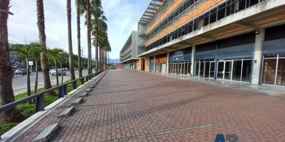 Local disponible para arriendo en Guayabal sobre vía principal en unidad cerrada con excelente vitrina, el local consta de 2 baños, cocinetas, doble altura y puertas vidrieras con persiana metálica, el centro empresarial cuenta con parqueaderos públicos ideal para sus clientes, plazoleta de comidas y zonas de cargue y descargue. El local cuenta con 3 parqueaderos privados incluidos en el canon de arrendamiento (con posibilidad de no tomarlos, bajando el canon). Excelentes rutas de acceso y de transporte, siendo ideal para entidades de salud, supermercados, distribuidoras de almacenamiento liviano, servicios y demás. Contactos 3015989091 - 3176418589