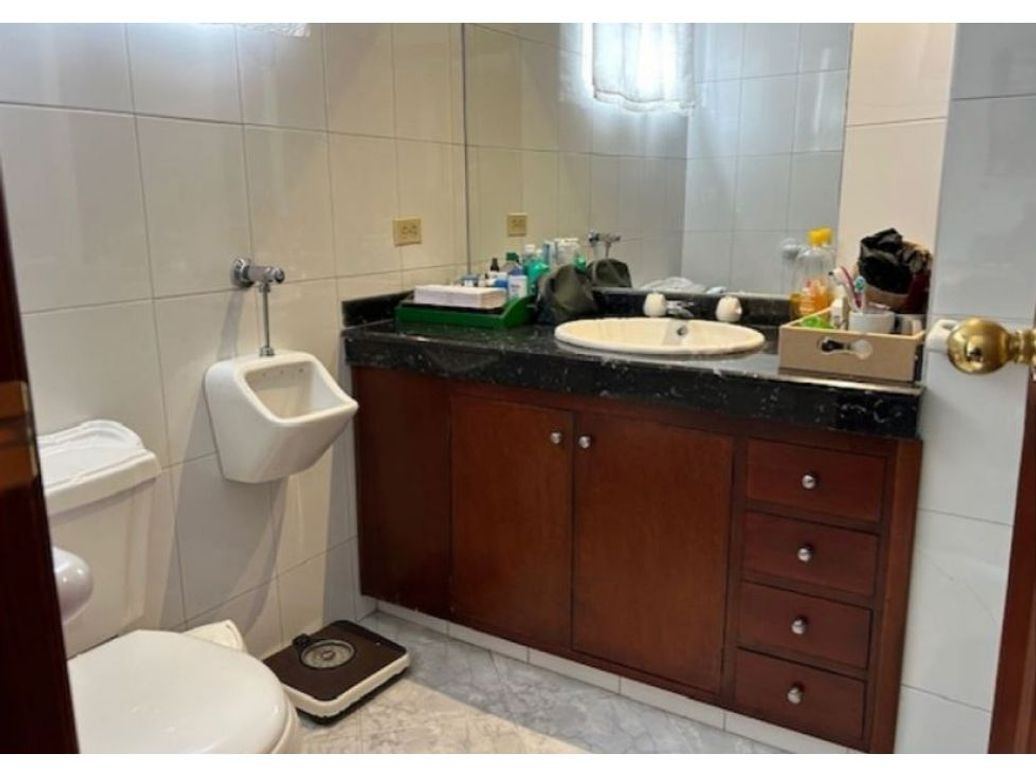 Apartamento de 3 alcobas en venta en Los Rosales, Bogotá, 248 m² · foto 16 de 18