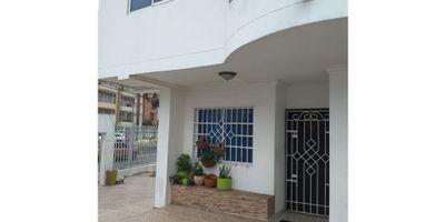 SE VENDE HERMOSA CASA EN EL BARRIO CIUDAD JARDIN CUENTA CON 4 HABITACIONES TRES BAÑOS, SALA COMEDOR, ESTUDIO COCINA ABIERTA INTEGRAL, CUARTO Y BAÑO DE SERVICIO INDEPENDIENTE, SALA DE STAR TV, TRES PARQUEADERO EXCELENTE UBICACION.  EL CONJUNTO CUENTA CON CCTV Y CERCA ELECTRICA 
