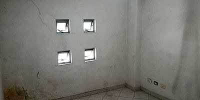 Bodega en arriendo cerca a universidades, supermercados, restaurantes, centros comerciales, vias principales, rutas de transporte publico y servicios complementarios. Piso en ceramica, 1 espacio, baño privado, cocineta, techo cielo raso, energia basica, altura interna de 2mts. Vigilancia 24 hrs, ascensor, y circuito cerrado de tv