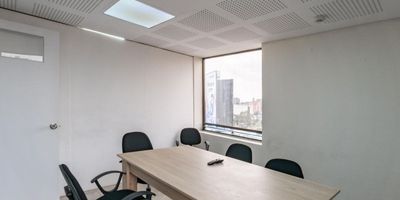 Ofrecemos en arriendo este innovador espacio de oficina, situado en el sector privilegiado de Sta Bibiana, Bogotá. El inmueble, de carácter vanguardista y elegante, esta acondicionado con todo lo necesario para potenciar el crecimiento de tu negocio.

El lugar cuenta con una zona para  kitchenette, zona de recepción y sala para equipos, ideal para fomentar un ambiente de trabajo cómodo y eficiente. Además, podrás disfrutar de una impresionante vista a la ciudad en un escape inevitable hacia el exterior.

Ponemos a tu disposición una gama de amenidades que incluyen comedor comunal, seguridad 24/7, parqueadero cubierto y para visitantes, además de áreas comunes como la terraza y sala de proyecciones para tus reuniones importantes. Y para tu máxima tranquilidad, el lugar cuenta con generador eléctrico de respaldo y un doble sistema de seguridad.

No pierdas la oportunidad de hacer crecer tu negocio en este increíble espacio. ¡Pide tu visita ya!