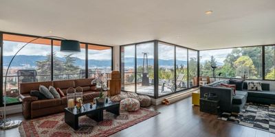 En este edificio que parece nacer de la montaña; emergiendo de la vegetación, encuentre este precioso Pent-House con una vista maravillosa de la ciudad y al cobijo del bosque. Sienta el aire fresco filtrado por los arboles desde sus amplias terrazas y admire la ciudad al mismo tiempo. Este es un PH Duplex, repartido en cuatro niveles, lleno de luz y belleza; con una remodelación exquisita que lo pone en un nivel TOP en cuanto a comodidad, elegancia, belleza y potencial. No pierda la oportunidad de vivir en uno de los apartamentos más bellos, con la vista más imponente, integrado con la naturaleza; escuche el cantar de los pájaros y el crujido de las ramas de los arboles pero sin alejarse de la ciudad. Este precioso apartamento le ofrece toda una experiencia natural sin dejar de lado el confort, el diseño y la facilidad de vivir en la ciudad. 
Y si quiere tener la experiencia de conocerlo; solamente pida una cita, pero lo más importante... ¡Quédese con el!