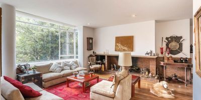 Ofrecemos para venta o alquiler este grandioso apartamento, a pocos metros de la zona financiera de Bogotá. Ubicado en la tercera planta, a donde accedes a través de una linda escalera, cuenta con vista exterior a la ciudad.  Se trata de un edificio de conservación arquitectónica, en donde encuentras prácticamente dos apartamentos, con un total de 8 habitaciones. Es perfecto para familias grandes o para aquellos que buscan mucho espacio para vivir y trabajar.

El apartamento presume de una extensiva área de sala comedor con chimenea; ideal para las reuniones con amigos o para los ratos de tranquilidad en familia. La cocina está equipada con lo necesario. Incluye además una zona de lavandería separada.

Aunque no cuenta con parqueaderos individuales, se ofrecen tres espacios en línea para cubrir las necesidades de estacionamiento. No lo pienses más: este apartamento representa una muy buena oportunidad en uno de los barrios más codiciados de Bogotá.  ¡No la pierdas! Pid...