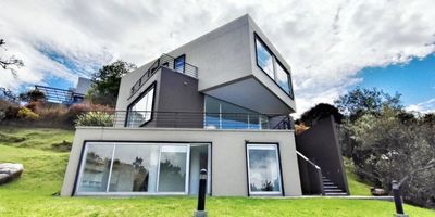 Ofrecemos esta bella casa que sorprende en cada rincón, desafiando la monotonía de los trazos convencionales en el diseño arquitectónico; nos encontramos con esta casa de 370m2, que juega con la geometría creando espacios llenos de dinamismo y efectismo visual, dejando que quien la habite juegue con sus estancias para configurar un sin fin de posibilidades al complementar con la decoración y el amueblamiento. La luz natural y los ángulos protagonizan las escenas y la belleza del paisaje que irrumpe por las ventanas; hacen de esta, la perfecta combinación entre modernidad y diseño. Cuenta además con varias terrazas en ángulo y toda la casa coquetea con la figura triangular y con un minimalismo rebelde. Con 1484 m2, ofrece también un jardín precioso y vistas maravillosas que impactan y relajan; todo escondido detrás de una fachada sobria que no nos da pista de la aventura que viene a continuación. 
Ven a conocerla; descubre su potencial y belleza y conviértela en tu ho...