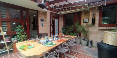 Con una ubicación privilegiada en Chía, ponemos a disposición para la venta esta hermosa casa. La fascinante vista hacia la montaña y el valle te dejará sin aliento, mientras el exterior de la casa resalta con un toque contemporáneo.

En su interior, la casa cuenta con una chimenea de leña que crea el ambiente perfecto para tardes acogedoras y una cocina con isla para que puedas preparar tus platillos favoritos con comodidad. El suelo de madera sólida y la iluminación natural hacen que cada espacio sea único, mientras que las 3 habitaciones son perfectas para toda la familia.

En este conjunto privado, todas las mañanas pueden comenzar con un partido de fútbol en nuestra cancha privada o un entrenamiento vigoroso en el gimnasio. Además, le encantará la tranquilidad y seguridad que ofrece el circuito cerrado de TV y la vigilancia las 24 horas. 

¡No pierdas esta oportunidad y ven a verlo por ti mismo! Pide tu visita ya.