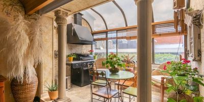 Te presentamos una excelente opción en la venta de apartamentos en Chico, una de las localidades más solicitadas de la capital, donde conviven espacios residenciales, comerciales y de entretenimiento. 

Se trata de un apartamento ubicado en un 5to piso interior, que proporciona un ambiente tranquilo, sin los ruidos de la ciudad  y muy acogedor. Cuenta con 4 habitaciones y un altillo acondicionado para estudio o habitación, ideal  para quienes necesitan espacio privado extra para una oficina en casa. Dispone de 2 parqueaderos en línea, facilitando la logística de tus vehículos.

Además, el apartamento ofrece seguridad las 24 horas, para que vivas con total tranquilidad. Es una gran oportunidad para adquirir una propiedad en una zona de alta demanda y plusvalía de Bogotá. 

Te invitamos a conocerlo. No pierdas esta oportunidad. ¡Pide tu visita ya!