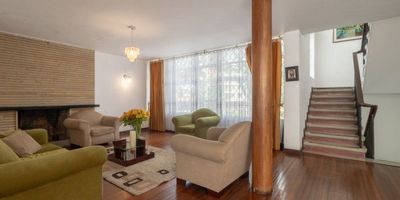 En el corazón de Teusaquillo, Bogotá, se encuentra esta espaciosa casa de tres pisos perfecta para una familia grande. Con seis habitaciones, ofrece el espacio ideal para cada miembro del hogar. La casa cuenta con  un jardín lleno de vida, perfectos para disfrutar de una tarde tranquila. El estudio y el family room aportan espacios adicionales para trabajar o relajarse, mientras que la chimenea a leña promete calidez en las noches frías.

La cocina integral cerrada es perfecta para los amantes de la gastronomía, equipada con una estufa a gas. La luz natural inunda la casa,  creando un ambiente cálido y elegante. Además, el área de lavandería brindan comodidad y funcionalidad al hogar. Cuenta con un apartaestudio independiente en el primer nivel, La ubicación estratégica facilita el acceso a una vibrante oferta comercial y gastronómica, a pocos pasos del Park Way.

No pierdas esta oportunidad de vivir en una casa donde cada detalle está pensado para tu comodidad. ¡Pide...