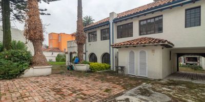 Cualquier descripción se queda corta para esta hermosa casa declarada como inmueble de interés cultural, siendo una hermosa construcción de 3 niveles con acabados clásicos y elegantes, 3 hall de entrada, 16 espacios para oficinas, 7 baños, cuarto de archivo, cuarto técnico, cuarto de aseo, cocina, bodega, terraza, amplia zona para parqueaderos internos, zona parqueo visitantes en parte externa. 

Los jardines y zonas verdes complementan la majestuosidad de esta hermosa casa.
Se encuentra ubicada en uno de los principales sectores empresariales y comerciales de la ciudad, con excelentes vías de comunicación.

Ven, conoce esta exclusiva propiedad y toma tu decisión ¡ya!