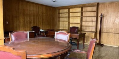 Gran oportunidad para compra o arriendo de oficina en el exclusivo sector comercial de Chicó Reservado. Zona destacada por sus vías de acceso, cerca de restaurantes, supermercados y a pocos pasos de bancos y zonas verdes. Además, tiene parqueaderos públicos en cada esquina del edificio.

El espacio cuenta con 59 metros y vista hacia los cerros, además de ser muy iluminado. Se encuentra totalmente amoblado, con muebles clásicos, divisiones y bibliotecas en madera. Pero también puedes redecorar y modernizar a tu gusto. Al ingresar encuentras un área de recepción, con escritorios y zona de archivo, baño privado y cocineta. Hacia el fondo de la oficina, separada por división en madera, un amplio espacio de oficina privada, con mesa de juntas y bibliotecas alrededor que recibe luz natural durante todo el día y la vista es totalmente despejada. 

El edificio ofrece vigilancia 24 horas y un salón para reuniones.