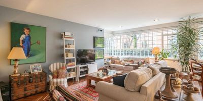 Nos complace presentarte este hermoso apartamento en venta en el exclusivo sector de El Nogal, una de las zonas más cotizadas de Bogotá. Las características interiores como chimenea de leña, cocina integral con gas natural y pisos de madera maciza, dan un look acogedor a este hogar. 

El apartamento cuenta con dos habitaciones, la principal con walking closet, sala y comedor independientes, cocina abierta al estilo americano, ideal para compartir momentos en familia. También cuenta con áreas útiles como un estudio, amplios closets y área de lavandería. Además, tiene salida a la zona verde del edificio, desde donde podrás disfrutar de las comodidades de este conjunto residencial, que incluye seguridad 24 horas, garaje cubierto y para visitantes, y área de juegos para niños. No dejes pasar la oportunidad de vivir en una de las zonas más deseadas de la ciudad. ¡No esperes más! Pide tu cita ya para conocer este hogar perfecto para ti.