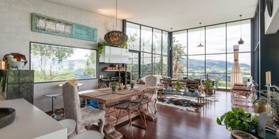 Te presentamos para la venta, moderna casa en Subachoque. Esta propiedad exclusiva se encuentra en un lote de 11.012 m2.

Cuenta con una casa principal, que es un ejemplo de diseño contemporáneo y sofisticado, con una superficie de 137 metros cuadrados, ofrece un ambiente espacioso y luminoso. La sala y el comedor, permiten una vista panorámica espectacular de las montañas que rodean la propiedad. Consta de 2 habitaciones y 2 baños.

Cuenta con 3 terrazas, la primera con jacuzzi, es el lugar perfecto para relajarse y disfrutar. Las otras 2 terrazas, te ofrecen vistas panorámicas y son el escenario ideal para reuniones sociales y momentos inolvidables con amigos y familiares.

La otra casa de huéspedes, tiene una superficie de 90 m2 y consta de 2 habitaciones y 2 baños.

Para los amantes de la equitación cuenta con una pesebrera de 89 m2, para tres caballos.

¡No pierda la oportunidad de adquirir esta joya inmobiliaria y disfrutar de una vida de lujo en un entorno natural e...