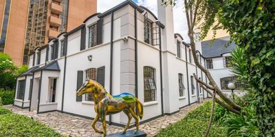 Te presentamos una espectacular casa ubicada en el corazón de Chapinero, Bogotá. Este espacio de trabajo es ideal para un negocio en crecimiento que prioriza la proximidad a todo.

La oficina cuenta con 15 espacios de trabajo y un total de 16 parqueaderos individuales y 4 en línea, perfecto para equipos grandes. Sabemos lo importante que puede llegar a ser el almacenamiento, por eso la oficina ofrece un cuarto de almacenamiento amplio, una sala de archivos y una sala de equipos.

Cuenta con una cocina completa tambien con una terraza para los tiempos de descanso y un jardín donde se puede tomar un poco de aire fresco.

Entre los beneficios de este espacio se encuentra la seguridad 24 horas, comedor comunal, portero y hasta una sala de proyecciones para reuniones y presentaciones. El interior de la oficina cuenta con pisos laminados y de madera, así como estructura de cableado para facilitar la conexión y el trabajo en red.

No pierdas esta oportunidad. Pide tu visita ya!