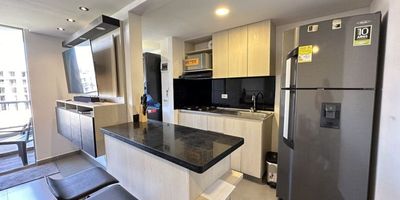 Vendo espectacular apartamento amoblado en Sabaneta, Antioquia, perfecto para quienes buscan comodidad y buen gusto. Ubicado en el piso 19, ofrece una vista asombrosa de la montaña y la ciudad. Su diseño abierto y moderno incluye una acogedora sala comedor que se conecta con una cocina integral perfectamente equipada. Además, cuenta con 2 cómodas habitaciones que te brindarán la tranquilidad que necesitas.

El apartamento tiene diversas áreas de interés para ti como zona de estudio y cuarto de lavado; y si quieres disfrutar del aire libre, solo tienes que salir al balcón, el edificio tiene elevador para tu comodidad, seguridad las 24 horas, gimnasio, cancha de futbol y piscina. con parqueadero en línea y los servicios de gas y agua caliente a tu disposición.

 No pierdas esta oportunidad. Pide tu visita ya!