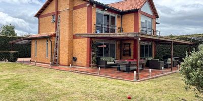 Preciosa e iluminada casa en Chía Cundinamarca, caracterizada por la amplitud y el confort. Todo lo que quieres para desconectar del caos de la ciudad, con excelente ubicación geográfica y todas las vías de acceso desde Bogotá y Cota. Está cerca de supermercados, gimnasios, farmacias, y restaurantes, pero con la paz de la naturaleza cerca. Ubicada en un conjunto cerrado en una zona muy tranquila y segura.

Con un lote de 1.050m2 área construida de 450m2 6 parqueaderos cubiertos 4 alcobas, 6 baños, habitación de servicio una espectacular zona de BBQ y gimnasio, esta casa es ideal para disfrutar el día a día, celebrando fechas especiales con la familia y los amigos aprovechando sus amplios espacios y su zona social, además ofrece vigilancia 24/7 lo que es el punto perfecto de confort y sensación de absoluta tranquilidad.

No te la pierdas, invierte en ti, porque esta es una casa... Para los que saben vivir.