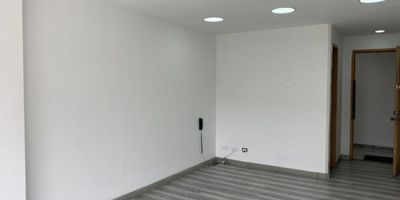 Te presentamos esta oficina para venta o arriendo, ubicada en un cuarto piso.

La oficina cuenta con una ubicación estratégica y muy buena vista.  Además, cuenta con seguridad las 24 horas, lo que te brinda tranquilidad y confianza.

Si estás buscando un lugar para establecer tu oficina o negocio, este es ideal. 
Al estar sin amoblar te permite personalizar el espacio a tu gusto y necesidades.

No pierdas la oportunidad de adquirir o arrendar este magnífico espacio en Chapinero. Contáctanos para agendar tu visita y descubre todas las posibilidades que ofrece este espacio para hacer crecer tu negocio. ¡No esperes más, agenda tu visita!