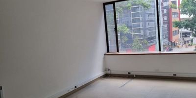 Te presentamos esta oficina ubicada en Chapinero, en un tercer piso, lo que te brinda una vista exterior y una tranquilidad que te permitirá trabajar con comodidad. 
Además, podrás disfrutar de maravillosos atardeceres gracias a su orientación hacia el occidente.

Esta oficina cuenta con características interiores que la hacen aún más atractiva.

No pierdas la oportunidad de adquirir esta amplia oficina en Chapinero. Contáctanos para agendar tu visita y descubre todas las posibilidades que ofrece este espacio para tu negocio. ¡No esperes más!