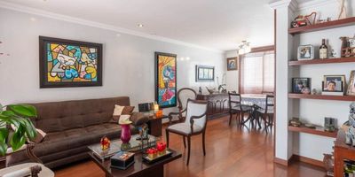 Ofrecemos en venta esta hermosa casa de 3 habitaciones ,dos estudios ,2 1/2 baños, terraza y balcon.  con vista al bosque y montañas. podrás disfrutar de hermosos atardeceres desde la comodidad de tu hogar.  La casa se encuentra recien remodelda  con una excelente iluminación natural, cuenta con dos paqrueaderos independientes. La cocina abierta, el comedor y la sala se combinan en un amplio espacio, perfecto para compartir momentos en familia y  amigos.  Por la ubicación de la casa en días soleados recibe el sol todo el día, lo que hace un ambiente muy acogedor, con una agradable energía.  Areas comunes con  23,000 m2 de zonas verdes, área para niños, piscina climatizada, dos canchas de tenis en polvo de ladrillo, tres zonas de BBQ, pista para trote, cancha futbol 8, zona para mascotas, cancha voleibol sobre pasto, cancha multiples para microfutbol y Basketball, dos salones comunales uno de los cuales tiene una amplia tertraza.con seguridad las 24 horas del día.