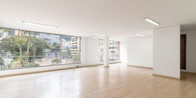 Aprovecha esta única oportunidad de adquirir  o rentar una excepcional oficina con vista interior, ubicada cerca del Parque de los Hippies en Bogotá. No pierdas la oportunidad de tener un espacio de trabajo funcional y atractivo a un precio increíble. ¡Agenda tu visita hoy mismo y toma el control de tu futuro!