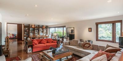 Ofrecemos en venta este amplio apartamento de 5 habitaciones en El Nogal, El apartamento cuenta con una vista espectacular de la ciudad, Teniendo a su disposición y uso exclusivo una terraza grande  (400 mts) con barbecue.

En su interior, encontrarás una cocina espaciosa con isla, perfecta para los amantes de la gastronomía. Además, el apartamento cuenta con una sala comedor, ideal para reuniones familiares y cenas con amigos. La iluminación natural es una característica destacada de este lugar, que te hará sentir cómodo y en armonía.

Es una excelente oportunidad de vivir   un sitio exclusivo, remodelado totalmente y con excelente gusto. Adicionalmente se ofrece no pago de administración por 2 años consecutivos, el cual será asumido por el vendedor.

Para mayor comodidad, el apartamento cuenta con 2 parqueaderos individuales, garantizando que siempre tendrás un lugar seguro para estacionar tus vehículos.

Pide tu visita ya! Contáctanos para agendar tu visita.