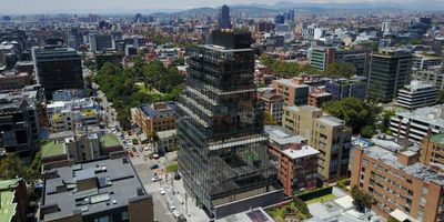 Ofrecemos en venta esta oficina en el Chicó. Ubicada en el tercer piso, esta oficina cuenta con 1 espacio grande listo para adecuar y 3 parqueaderos individuales. Es perfecta para aquellos emprendedores que buscan un lugar para establecer su negocio.

El interior de la oficina está completamente sin amoblar, lo que te brinda la flexibilidad de diseñarlo de acuerdo a tus necesidades y estilo. Además, cuenta con una terraza de 62 m2 que le brinda mucha luz natural y una hermosa vista exterior, perfecta para tomar un descanso o disfrutar de un café.

Su ubicación en el Chicó te permite estar cerca de importantes vías de acceso, restaurantes y áreas comerciales. No pierdas esta oportunidad de adquirir esta oficina con 3 parqueaderos individuales en una de las zonas más vibrantes de Bogotá.

Contáctanos para agendar tu visita y descubrir todas las posibilidades que esta oficina en venta tiene para ofrecerte. ¡No esperes más y haz de este lugar el nuevo hogar de tu negocio!