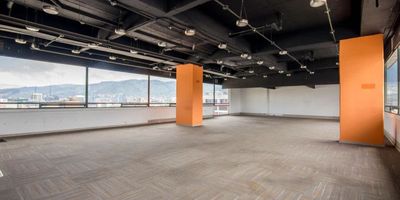 Encuentra el hogar ideal para tu empresa justo aquí. Con posibilidad de venta para inversión ofrecemos esta espectacular oficina tipo loft, con una ubicación privilegiada que te brindará a ti y a todos tus colaboradores los mejores beneficios.

Cuenta con un diseño que sabemos será de tu total agrado. Es industrial, posee amplios espacios y ventanales de piso a techo que ofrecen una vista única de la ciudad. En pocas palabras, es una propiedad que te invita y acoge a un ambiente lleno de tranquilidad.

Su distribución te permitirá darle el layout que desees y organizar todo de la mejor manera, y a su vez, garantizando la comodidad de todos. También es importante mencionar que para los almuerzos y otros momentos de descanso, cuenta con cocina y una amplia terraza comunal al aire libre.

No dejes pasar esta oportunidad.