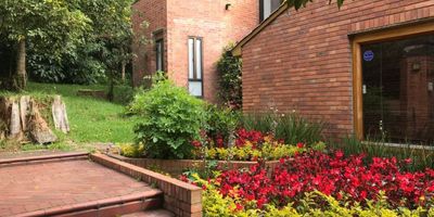 Te presentamos ´predio ubiicado en el barrio Provenza, con un área del lote de 1.500 m2 que conta de 3 casas, independientes una de 93,95 m2 y la segunda de 67 m2. ambas comparten el mismo lote con acceso común y zonas libres.

CASA 1
Esta casa cuenta con una habitación amplia que incluye baño privado, brindando privacidad y comodidad. Además, cuenta con una acogedora sala de estar y comedor, la cocina está equipada con acabados en mármol, lo que le da un toque elegante y moderno. Tambien tiene estudio en el mezzanine.

CASA 2
Esta casa cuenta con 2 habitaciones y con 1 baño en el primer piso. En el segundo piso encontramos sala, estudio y cocina.

El predio cuenta con jardines comunales, además, se incluye una zona de parqueaderos para facilitar el estacionamiento de vehículos. La propiedad ofrece una zona de BBQ, perfecta para compartir asados y momentos especiales con amigos y familiares.