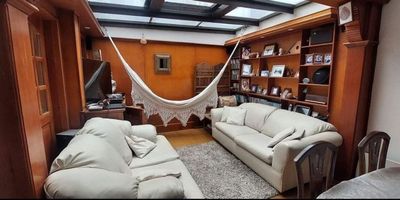 Les presentamos acogedora casa para la venta en Chía, con una ubicación muy estratégica, cerca de Supermercados, restaurantes y parques.

Cuenta con un área privada de 117,42m2, que se calcula el 90% del área construida, es decir 130,46m2 aproximadamente. Adicionalmente cuenta con un altillo de aproximadamente 10 mt2.

En su primer nivel encontramos sala y comedor independiente, baño social, estudio y una amplia cocina que cuenta con comedor auxiliar. Seguido encontramos la zona de lavandería y el cuarto y baño de servicio.

En el segundo nivel encontramos tres amplias habitaciones la principal con baño privado y balcón, las otras habitaciones comparten baño; siguiendo el recorrido encontramos en un tercer nivel el altillo que puede ser una cuarta habitación.

Que esperas para visitarla!