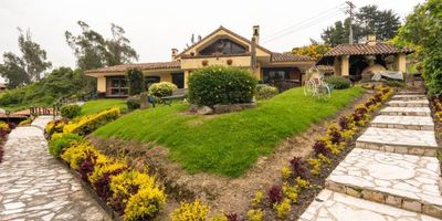 Hermosa casa familiar de alto perfil, con exquisitos acabados. Una propiedad ideal para establecer una familia y ver crecer a los niños. Cuenta con una casa de mas de 500 mt2 con acabados que están en perfecto equilibrio entre el lujo y la sobriedad. Parque infantil, río, pista de equitación, carpa para eventos como matrimonios y cumpleaños de la familia. Tiene también huerta, apiario, sendero ecológico, arboles frutales y una red de energía solar instalada y funcionando. También cuenta con casa del servicio, donde vivirán las personas que colaboren con la familia. Todo lo anterior en un lote de más de 9.000 mt2, suficiente para vivir de la mejor manera en la tranquilidad del campo, pero a 35 minutos de la ciudad.