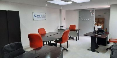 Te presentamos esta oficina con muy buena ubicación, en el barrio Santa Bárbara muy cerca de las Calles 100, 116, 127, de la carrera 19 y la autopista Norte. La oficina tiene 27 mt2 distribuidos en dos espacios, cocineta,  baño en su interior y un garaje. ¿Qué esperas para agendar tu visita?